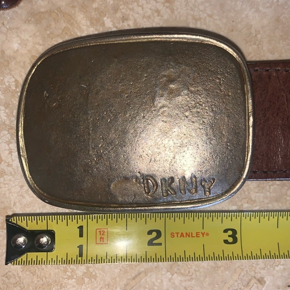 DKNY Epic hand-hammered brass monogramed buckle, Brown woven  display picture 2